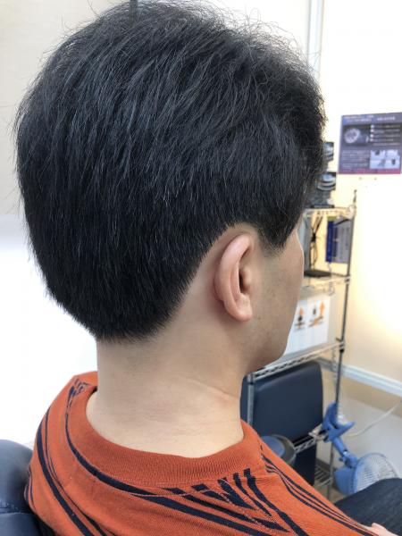 耳を出したビジネススタイル