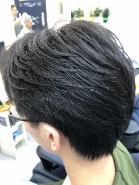 20代 耳を出した落ち着いた束感と流れのあるアップバングスタイル