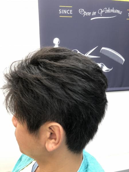 耳を出した短すぎない自然なスタイル