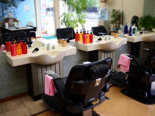 カットフロアです。当店では、頭皮に優しいノンシリコンシャンプーを使用しております。