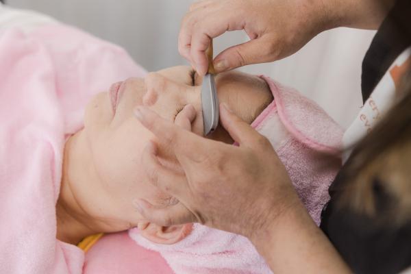 女性のお顔そり