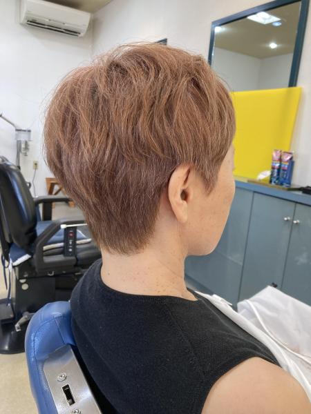 女性　ショートヘアー