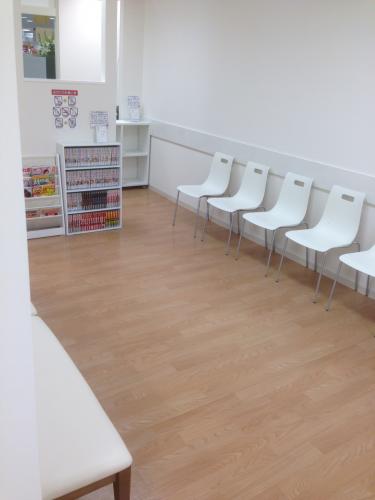 広々、店内で広々、待合席