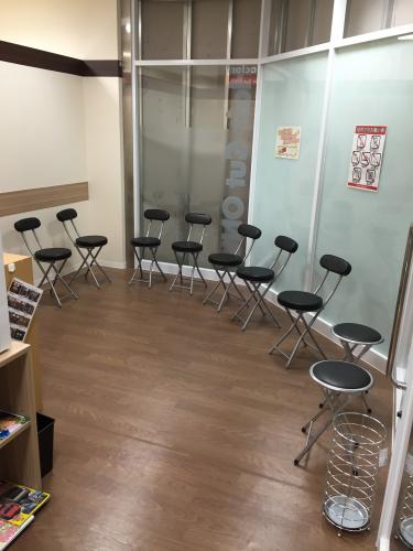 店内の待合イスです。たくさんあるので、安心