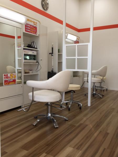 カットファクトリーユニモちはら台店内です。カット席は3席です!