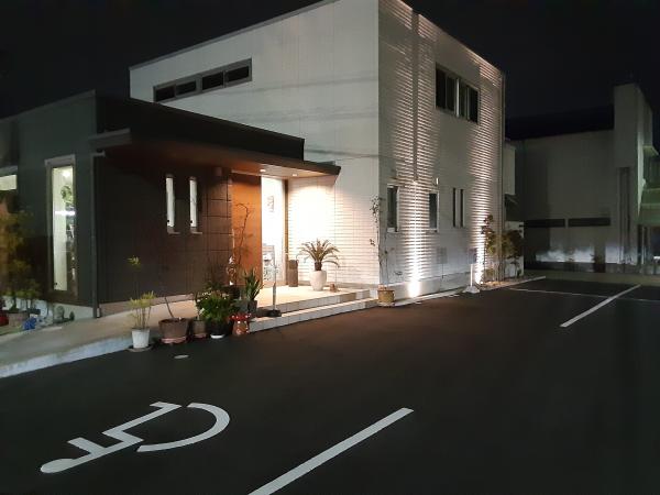 お店の外観。夜