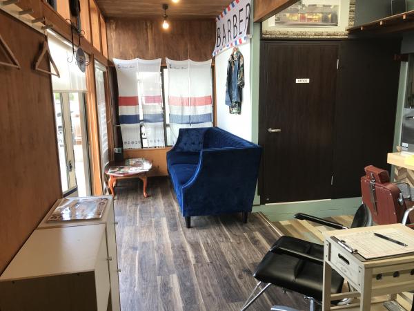 理容室　店内雰囲気　待合室