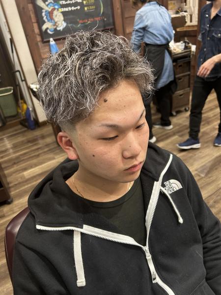 ツイストスパイラルパーマ+ホワイトメッシュ